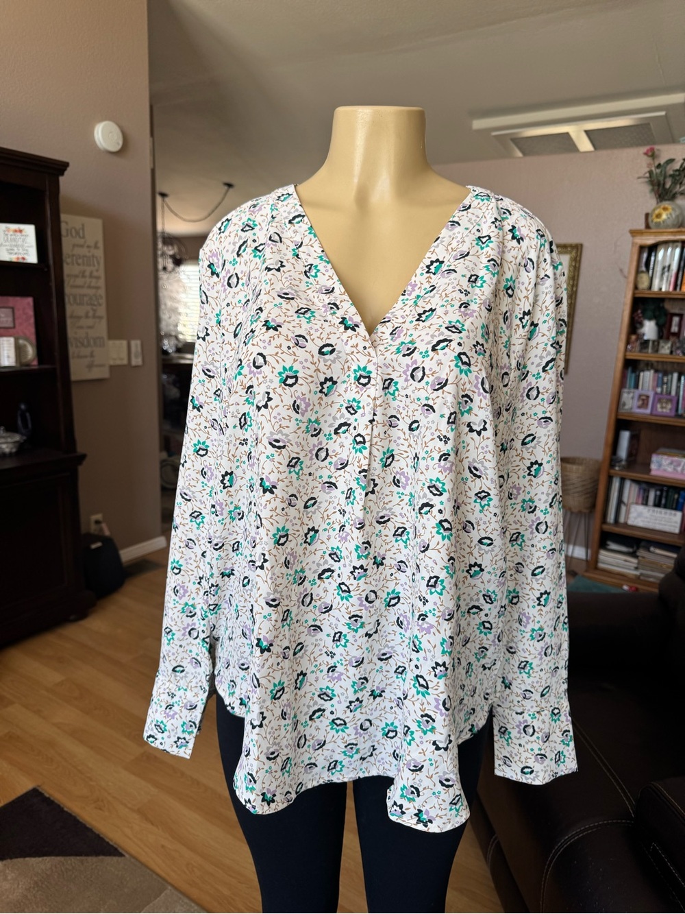 Ann Taylor white V-neck long sleeve blouse w/blue & black floral print-size XL